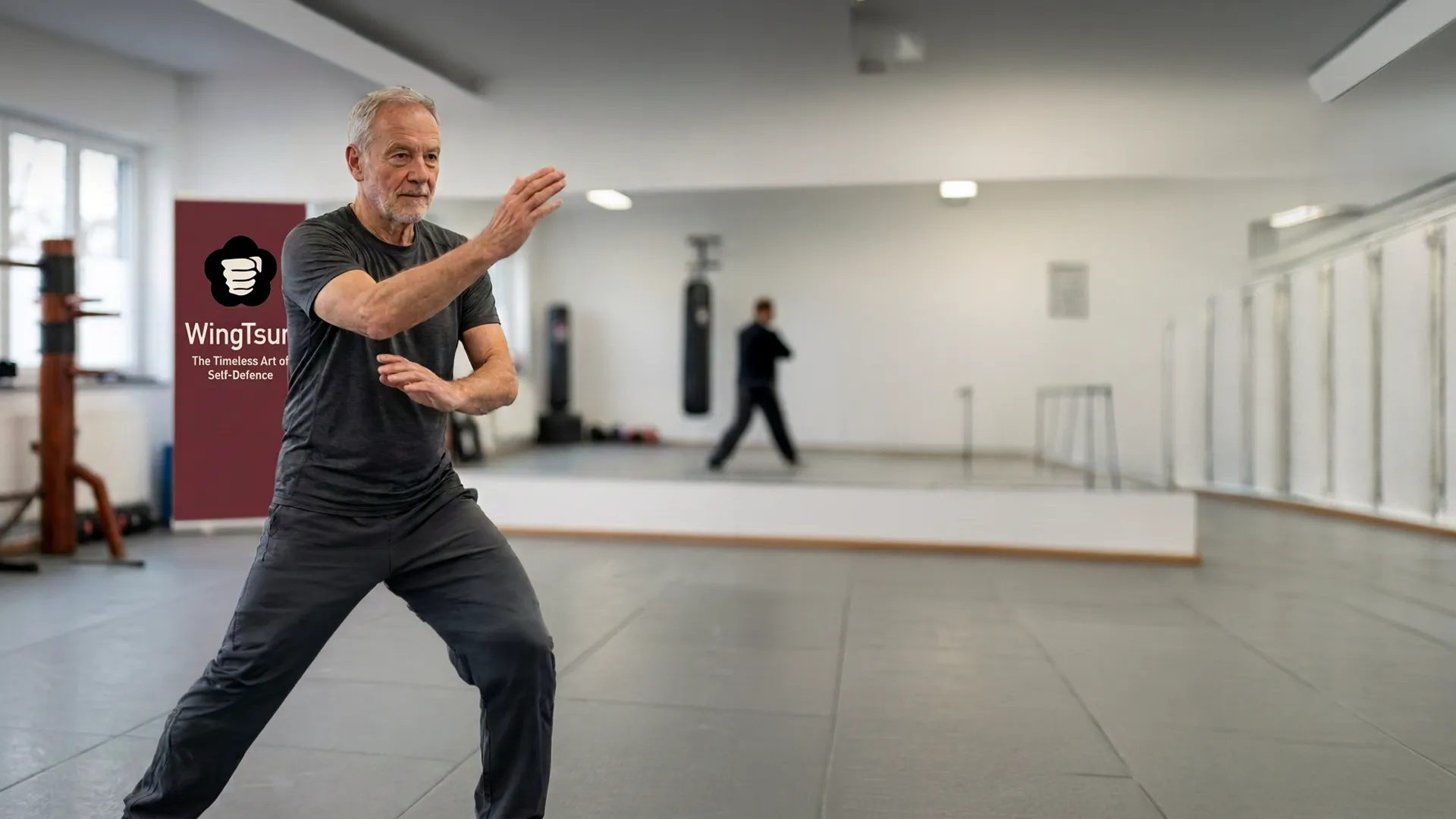 Älterer Mann Trainiert WingTsun und lernt Entspannungstechniken im Kampfsport